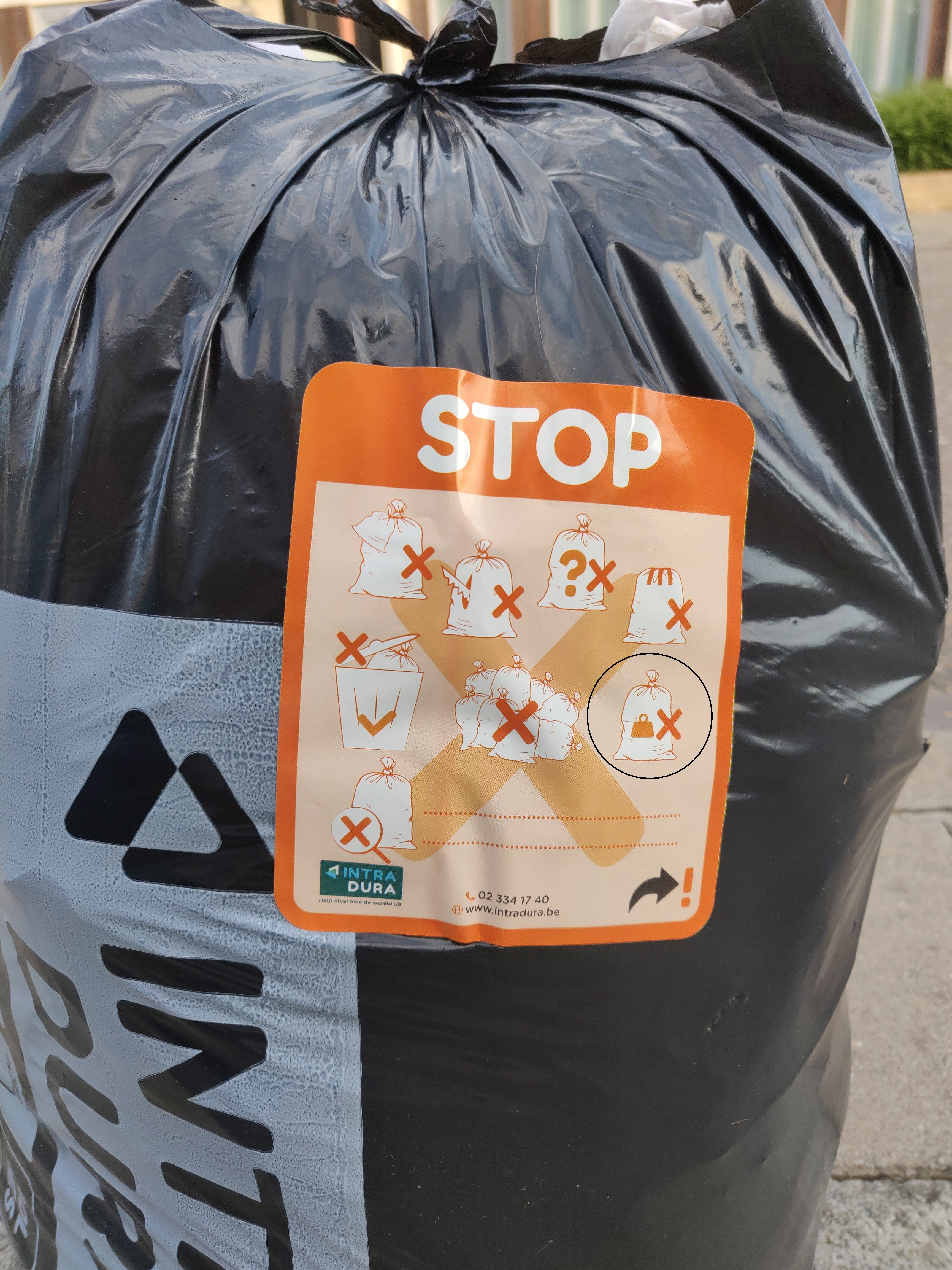 Autocollants de refus Intradura sur les sacs poubelles et papier